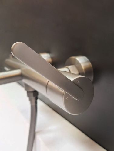 Смеситель для ванны AltroBagno Unione AltroBagnoUnione0222GM настенный оружейная сталь - фото 4