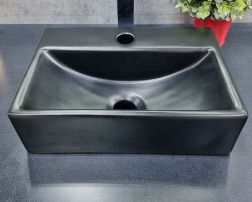 Раковина из сантехнического фаянса CeramaLux 9135-1MB 40х30 подвесная цвет черный 1 отверстие под смеситель - фото 2