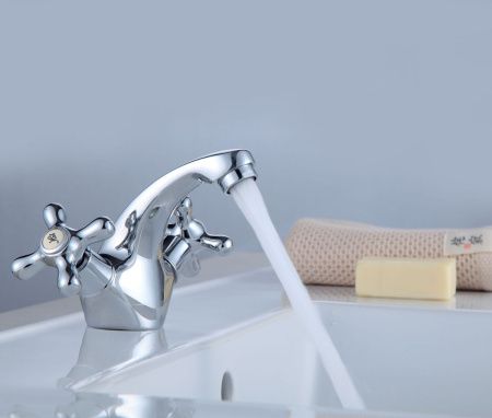 Смеситель Rossinka H H02-61R на раковину хром